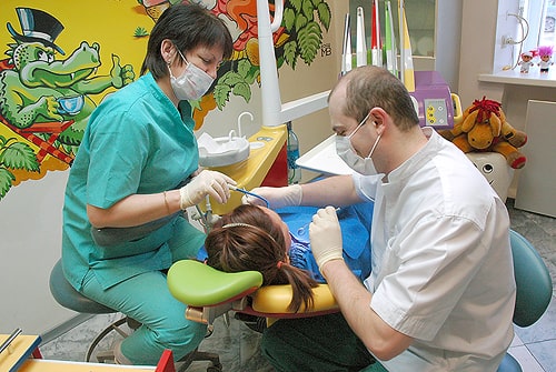 ребенок на приеме у детского стоматолога